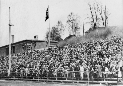 I 1946 feiret Jordal IF sitt 25-års jubileum med en fotballtur nering på Jordal Idrettsplass. De andre lagene var Lyn, Skeid og Larvik Turn, og det var over 12 000 tilskuere på tribunen. Her spiller Jordal IF bronsefinalen mot Larvik Turn. Jordal IF vant fotballkampen 3-2. (Vålerenga historielag)