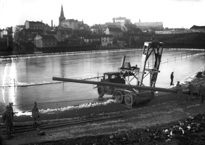 Da Jordal Amfi ble anlagt før Olympiaden i 1952, ble den gamle bebyggelsen i skråningen ned mot Hovinbekken på Kampen revet for å gi plass til anlegget. Bildet er fra 1932. Det reises en 16 meter høy strekkmast på Jordal Idrettsplass. (Oslo byarkiv)